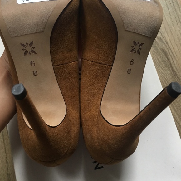 BCBG Heidi Dream Pumps - Picture 12 of 13